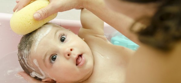 Yeni doğan bebeğin banyosu nasıl yaptırılır
